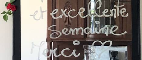 A mirror with a motivational quote in French.