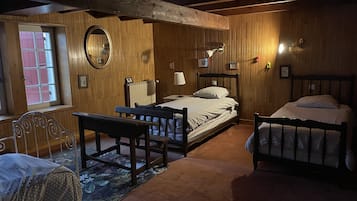 4 slaapkamers, een bureau, een strijkplank/strijkijzer, reisbedje
