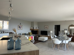 TV, fireplace, DVD player, books - Superb house, pool and terraces overlooking porto vecchio, exceptional view. (Porto-Vecchio)
