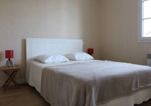 2 bedrooms, iron/ironing board, travel cot, free WiFi