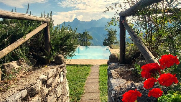 A pathway leading to a pool with a mountain view. - Fabulous Spectacularly Located Romantic Cottage With Private Infinity Pool (Carregine)
