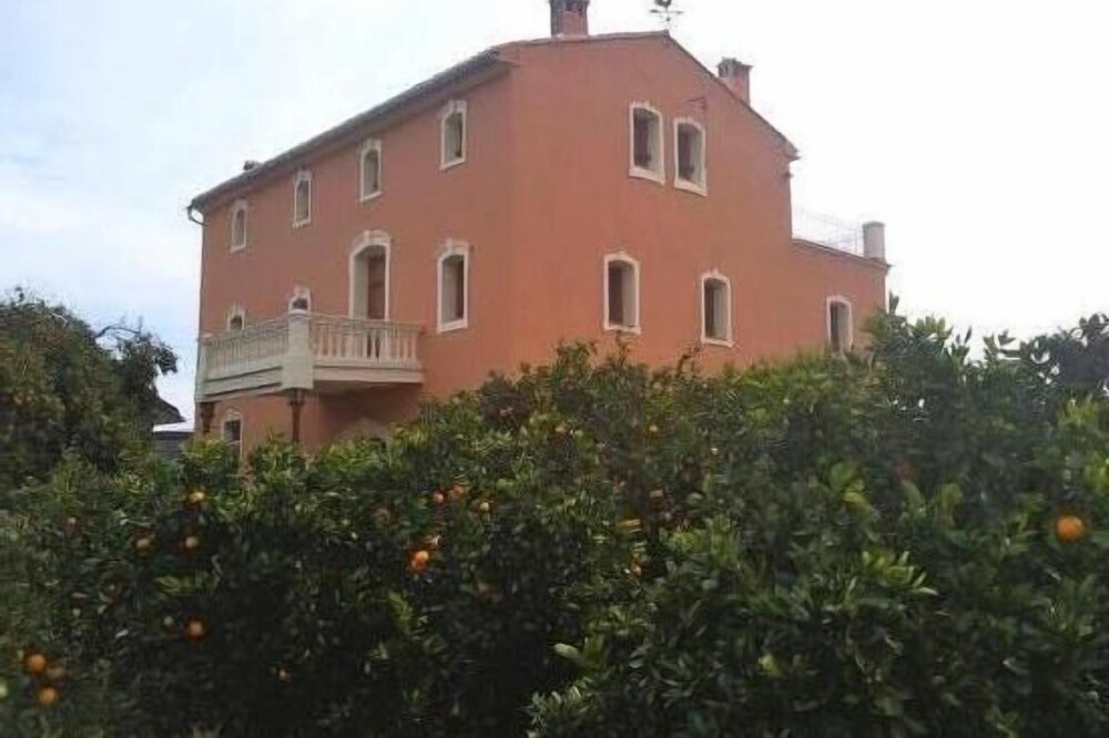 House of Serratella for 19 people