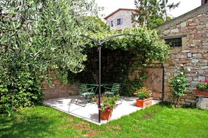 Outdoor dining - "Il Turrione" holiday apartments (Assisi)