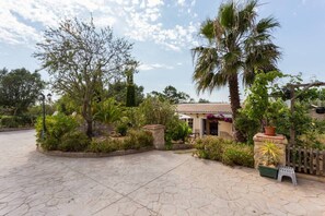 Property grounds - Quinta da Liberdade: 4 Bedroom Family Villa (Montinhos Da Luz)