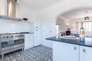 Frigorifero, forno, piano cottura, lavastoviglie