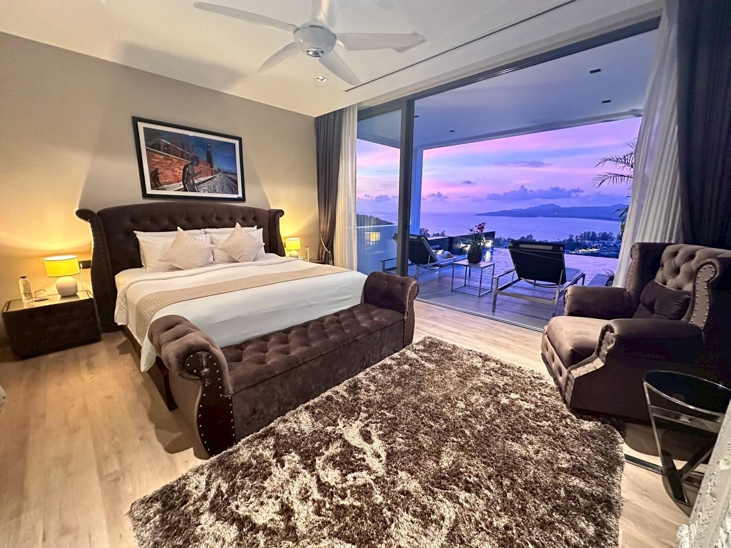 8 間睡房、房內夾萬、書桌、熨斗/熨衫板