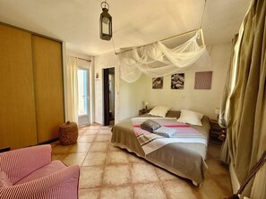 2 chambres, coffres-forts dans les chambres, fer et planche à repasser