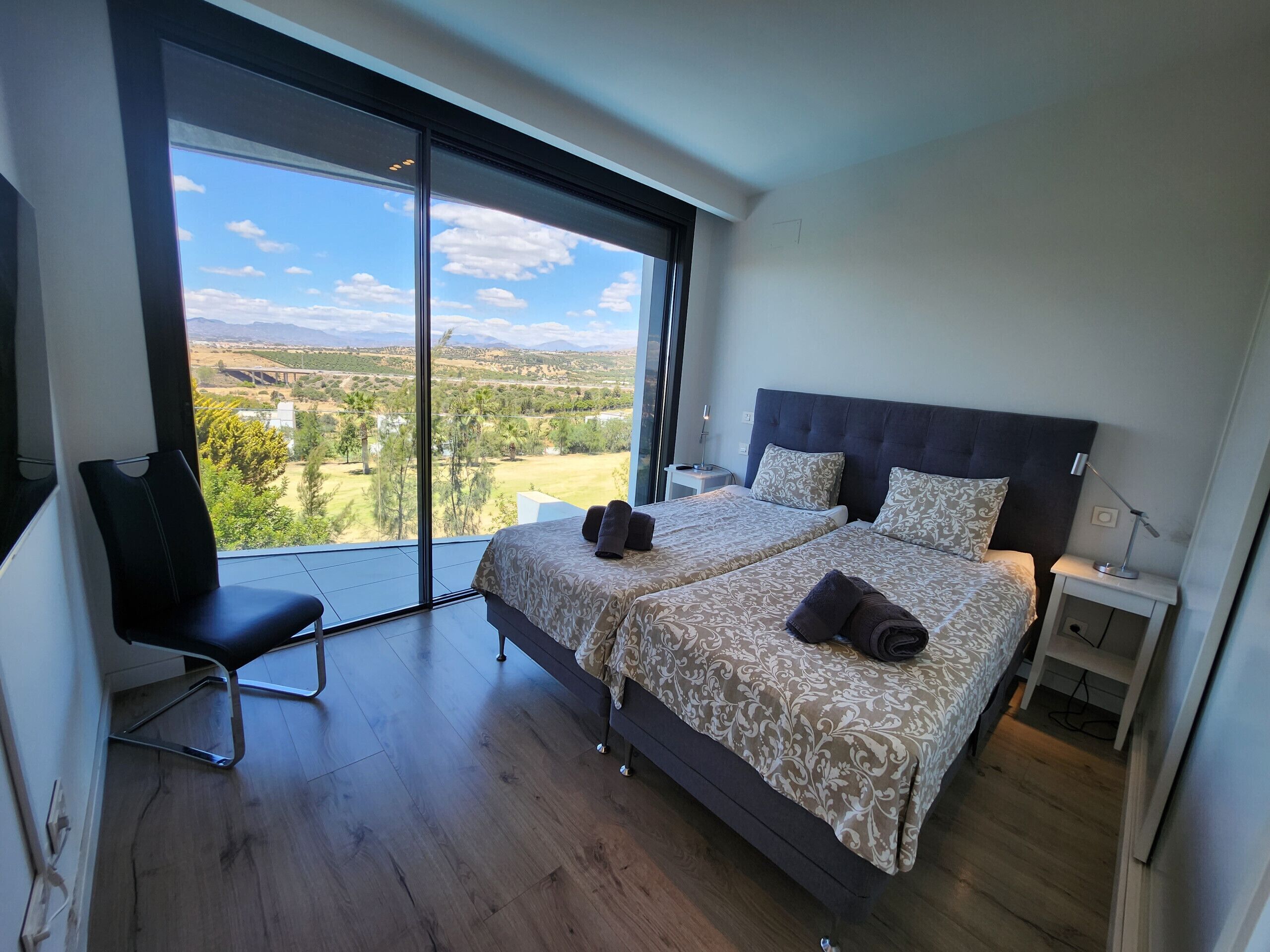 3 slaapkamers, een strijkplank/strijkijzer, gratis wifi, beddengoed