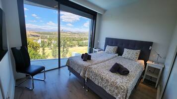 3 slaapkamers, een strijkplank/strijkijzer, gratis wifi, beddengoed