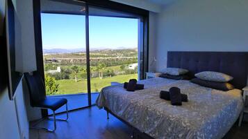 3 slaapkamers, een strijkplank/strijkijzer, gratis wifi, beddengoed