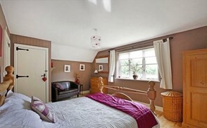 5 habitaciones, tabla de planchar con plancha, wifi y ropa de cama 