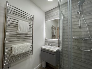 Shower, hair dryer, towels, soap - Westward 14, Polzeath, North Cornwall (Polzeath)