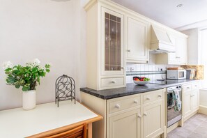 Kjøleskap, mikrobølgeovn, ovn og oppvaskmaskin