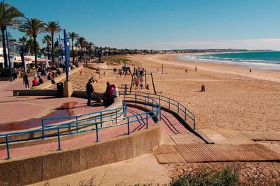 House with swimming pool and private garden near the beach. Air conditioned