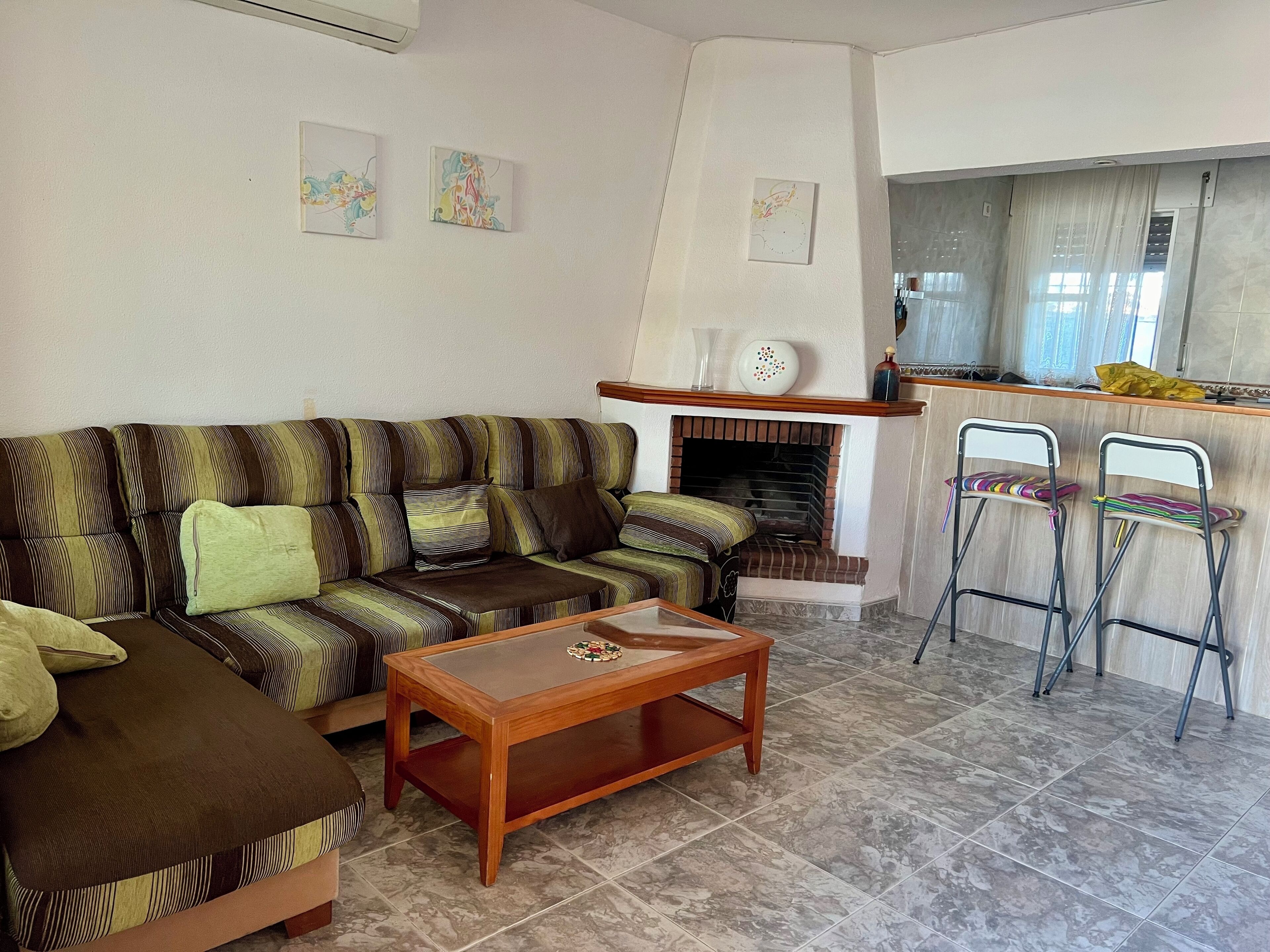 Una Smart TV, una chimenea, una mesa de tenis de mesa