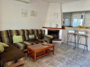 Smart-tv, een open haard en een tafeltennistafel