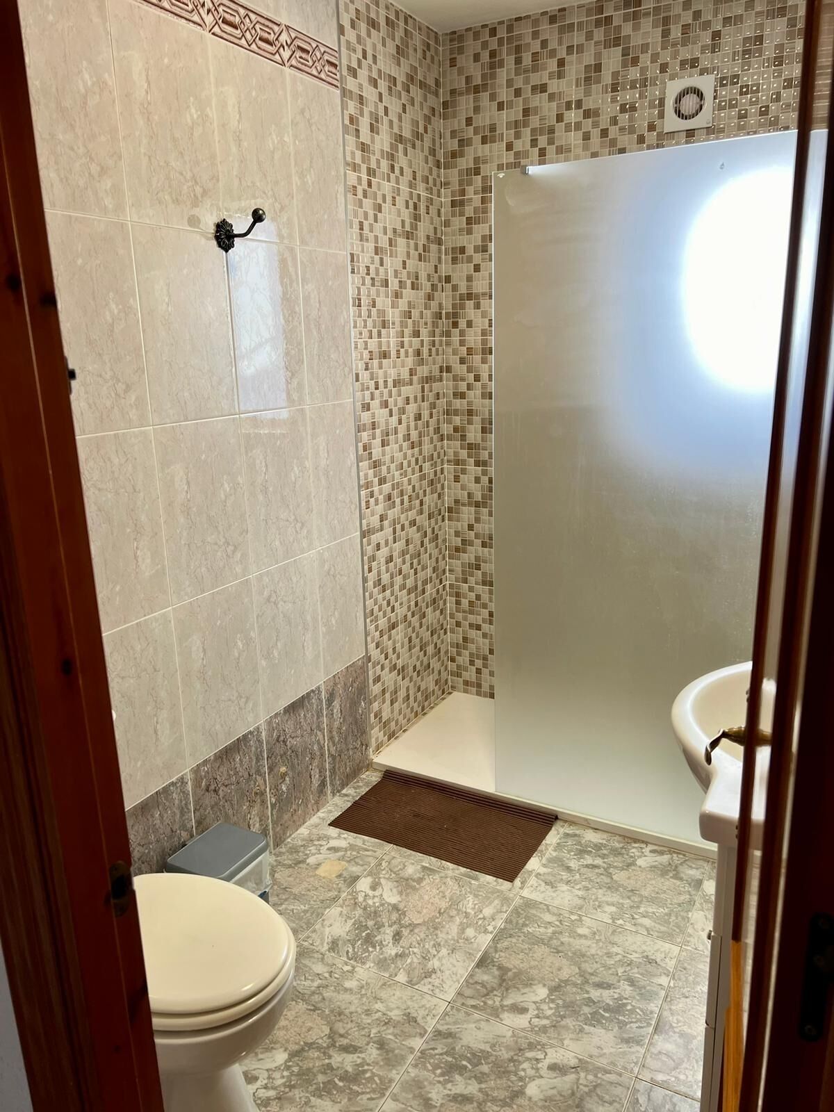 Combined shower/tub, bidet, towels, soap
