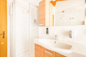 Dusche, Haartrockner, Bidet