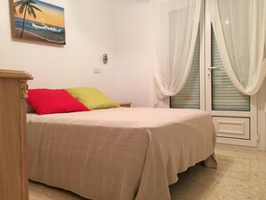 3 habitaciones, tabla de planchar con plancha y cuna de viaje 