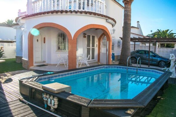 Outdoor pool - Front To The Sea Rosales. Luxurious Villa with aa, wifi and pool (Oliva)