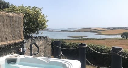 Ylellinen yksityinen mökki ulkona porealtaalla merinäköalalla Strangford Loughiin