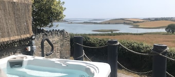 Cabina privata di lusso con vasca idromassaggio all'aperto con vista sul mare sul Strangford Lough