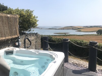 Luxury Cabin with private use of outdoor Hot-tub and views of Strangford Lough