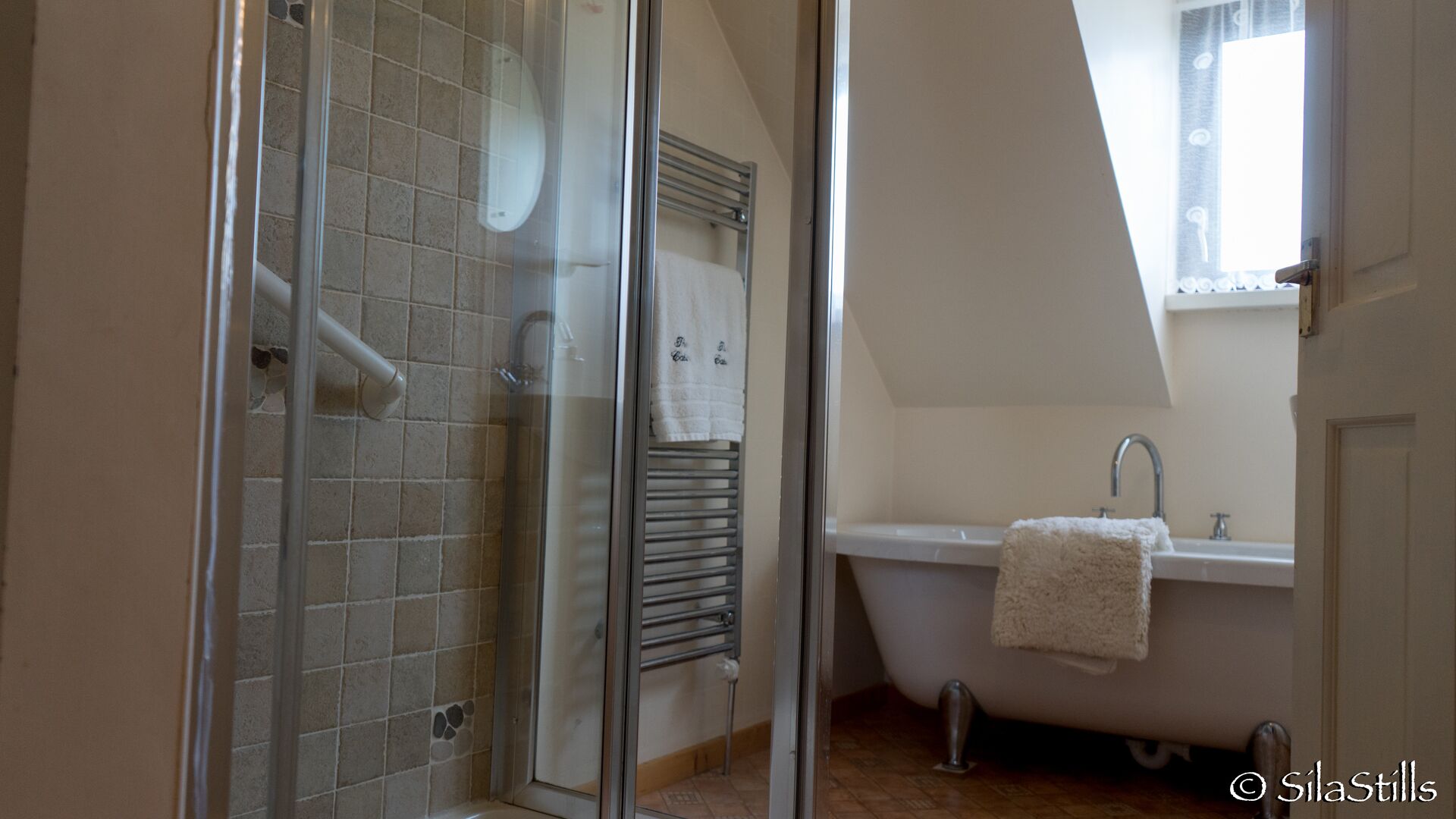 Luxury Cabin with  private use of outdoor Hot-tub and views of Strangford Lough 