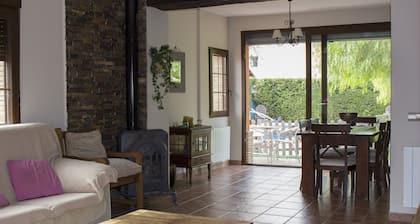 Hiljainen huvila yksityisellä uima-altaalla lähellä Torreviejan keskustaa