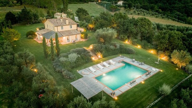 A large house with a swimming pool surrounded by well-maintained lawns and trees. - Villa Sulle Colline - Tuscan villa with private pool (San Casciano dei Bagni)