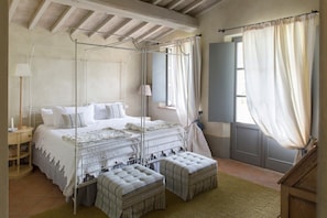 6 bedrooms, WiFi, bed sheets