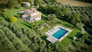 An aerial view of a property with a large house, a swimming pool, and surrounding greenery. - Villa Sulle Colline - Tuscan villa with private pool (San Casciano dei Bagni)