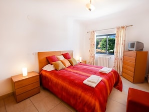 2 bedrooms, iron/ironing board, internet, bed sheets - Apt. Casa Floreva, with communal pool access (Lagos)