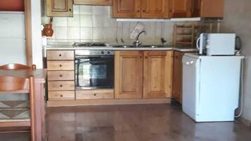 Frigorifero, microonde, forno, piano cottura