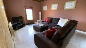 TV, DVD player, livros, aparelho de som
