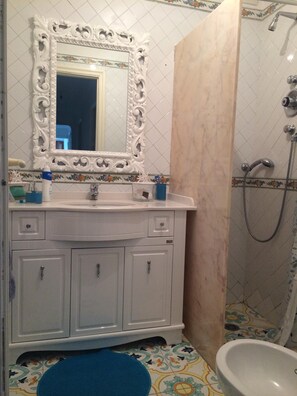 Shower, hair dryer, bidet, towels - Villa Amalu Capri private pool (Capri)