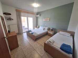 3 bedrooms, in-room safe, desk, soundproofing - Villa De Calme  (Pastida)