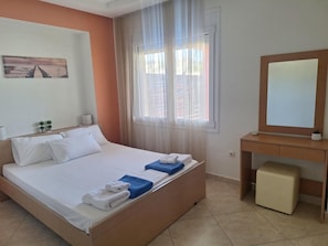 3 bedrooms, in-room safe, desk, soundproofing
