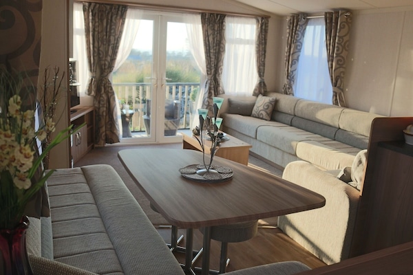 Televisor intel·ligent, llar de foc, reproductor de DVD i llibres