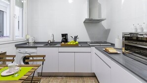 Une cuisine moderne équipée d’un lave-vaisselle, d’une machine à café et d’un four.