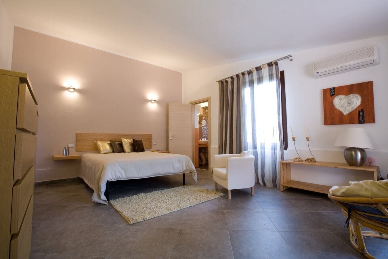 5 bedrooms, WiFi, bed sheets