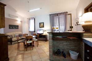 Fernseher, Kamin, DVD-Player