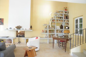 Interior - Large character house between Anduze and Vézénobres (Cardet)