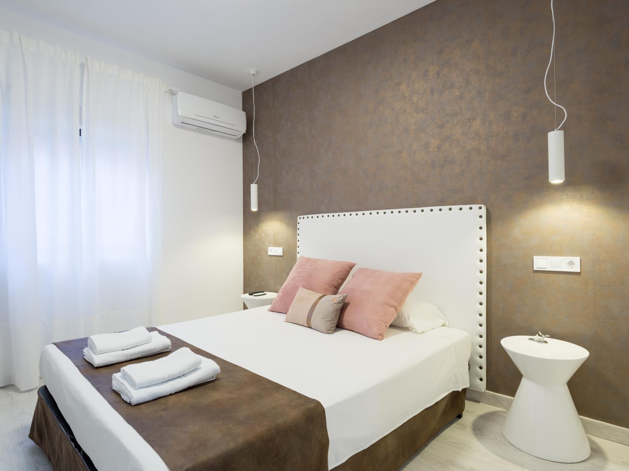 5 室のベッドルーム、アイロン / アイロン台、インターネット、ベッドシーツ