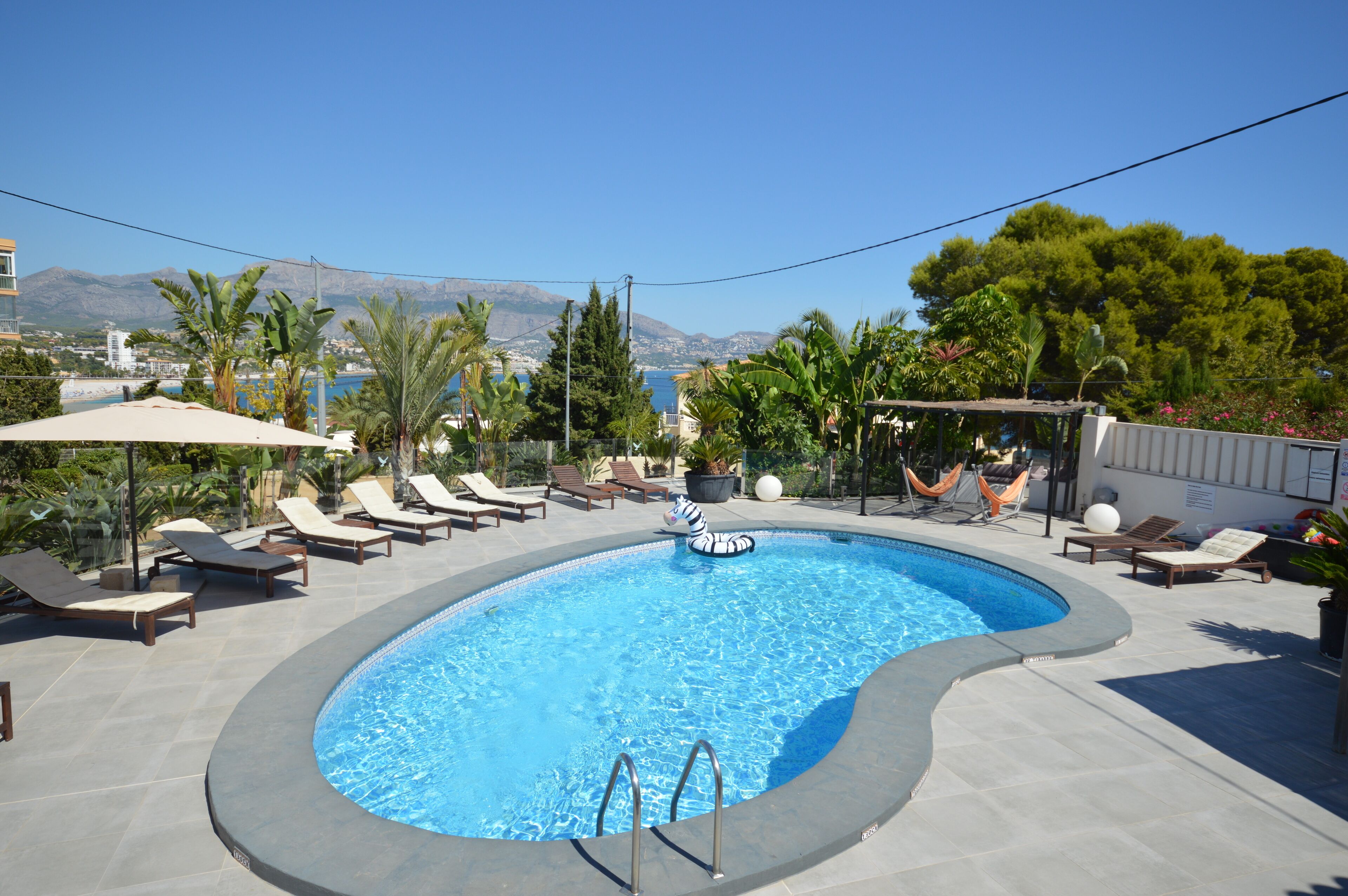 Super Location. Sea View 70m, Sat, Wifi, Aircon, BBQ, Golf, Romantic, Party