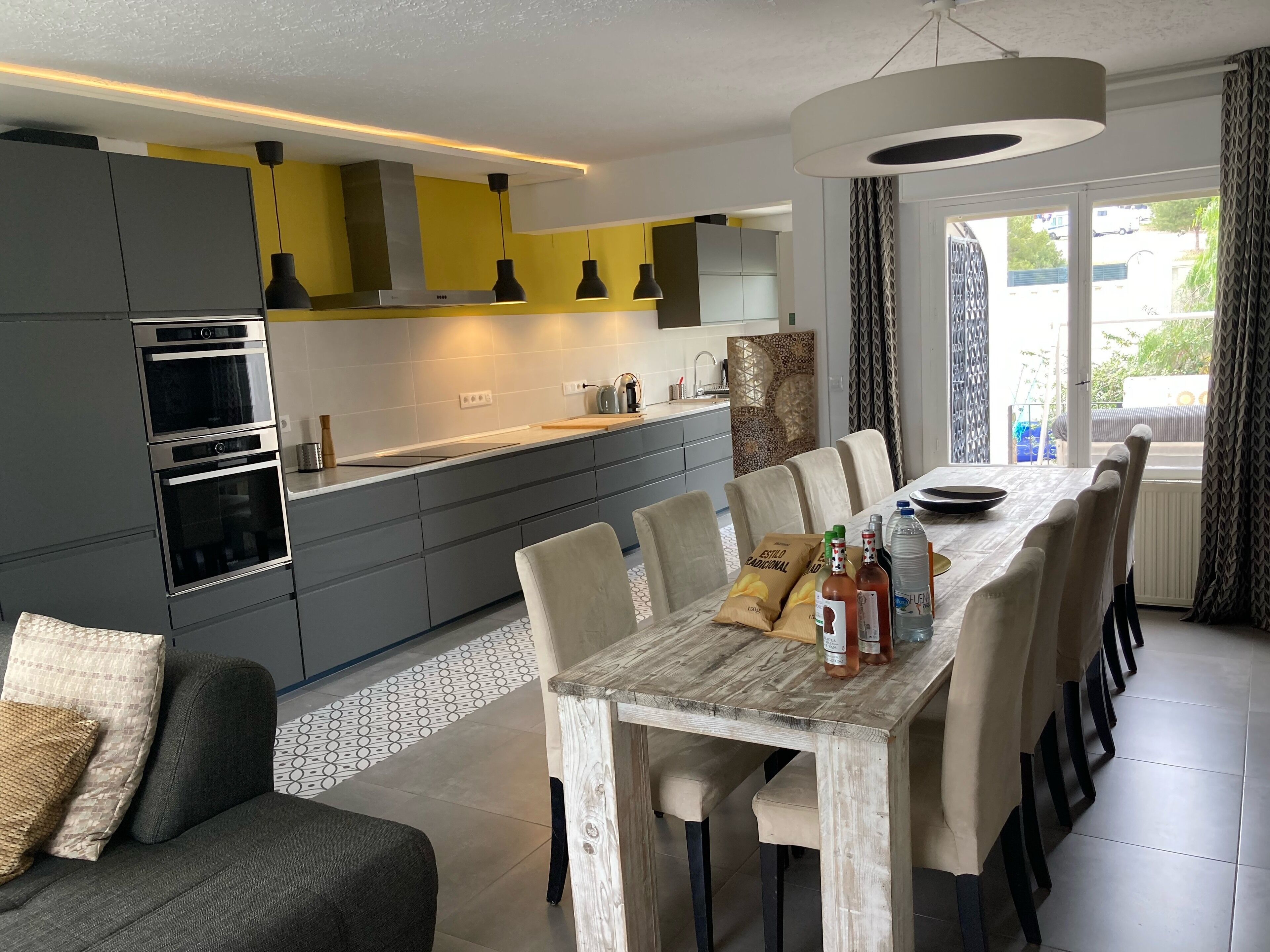 Super Location. Sea View 70m, Sat, Wifi, Aircon, BBQ, Golf, Romantic, Party