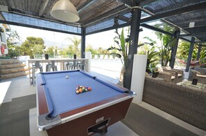 Outdoor dining - Super Location. Sea at 70m, Beach 300m, Wifi, Aircon, BBQ, 3 Gen Family, Party (l'Alfàs del Pi)