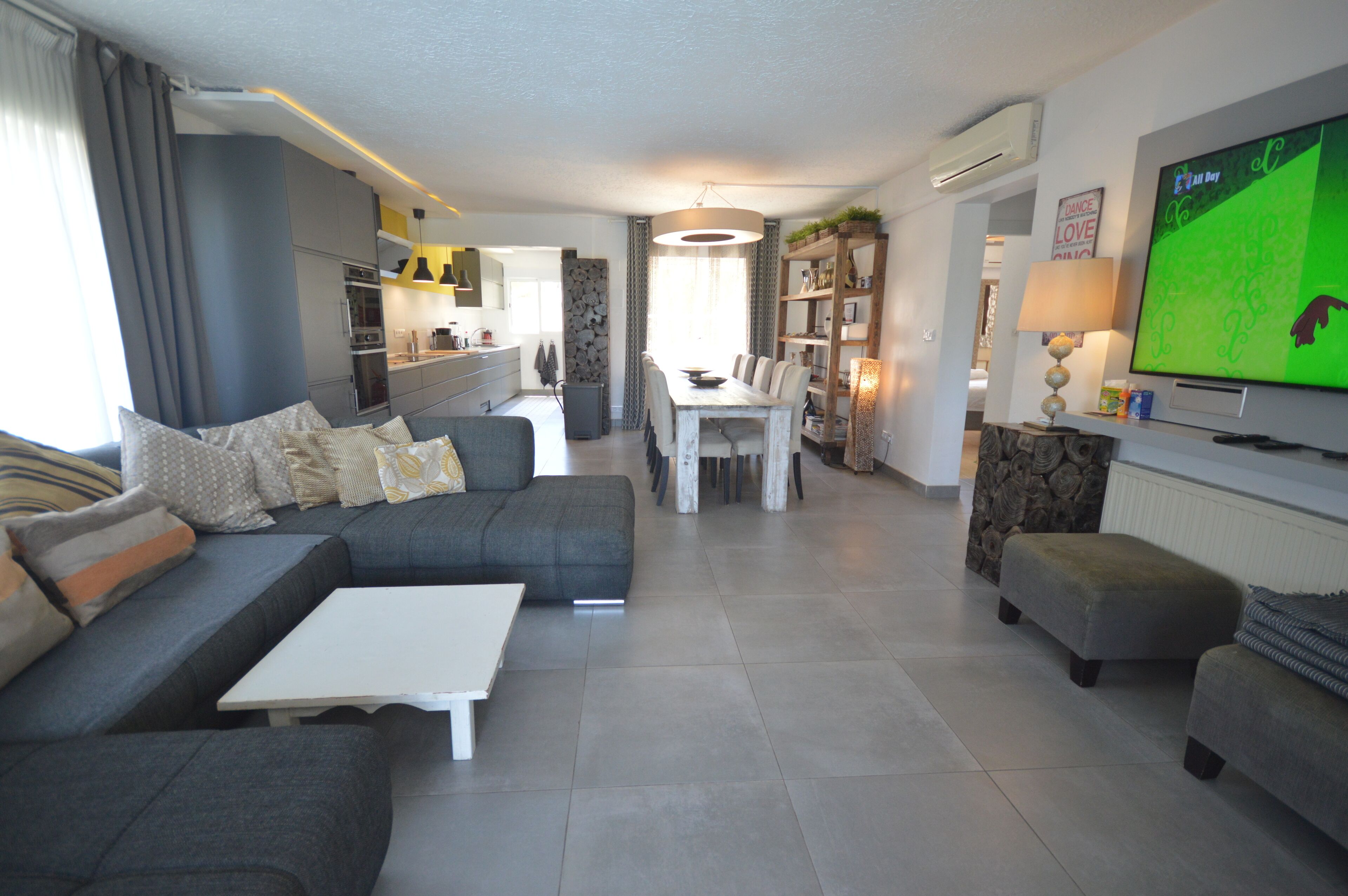 Een smart-tv, tafelvoetbal, een tafeltennistafel en een printer