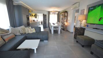 Een smart-tv, tafelvoetbal, een tafeltennistafel en een printer