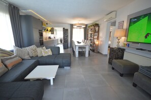 Smart-TV, Tischfußball, Tischtennisplatte, Drucker